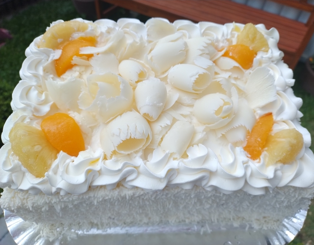 BOLO PÊSSEGO COM ABACAXI