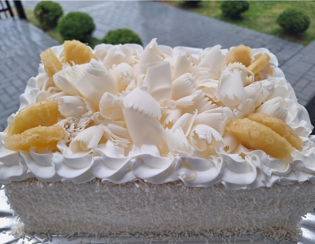 BOLO ABACAXI COM DOCE DE LEITE (MOUSSE)