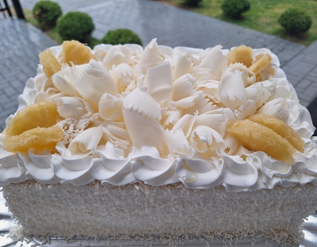 BOLO ABACAXI COM BEIJINHO DE COCO