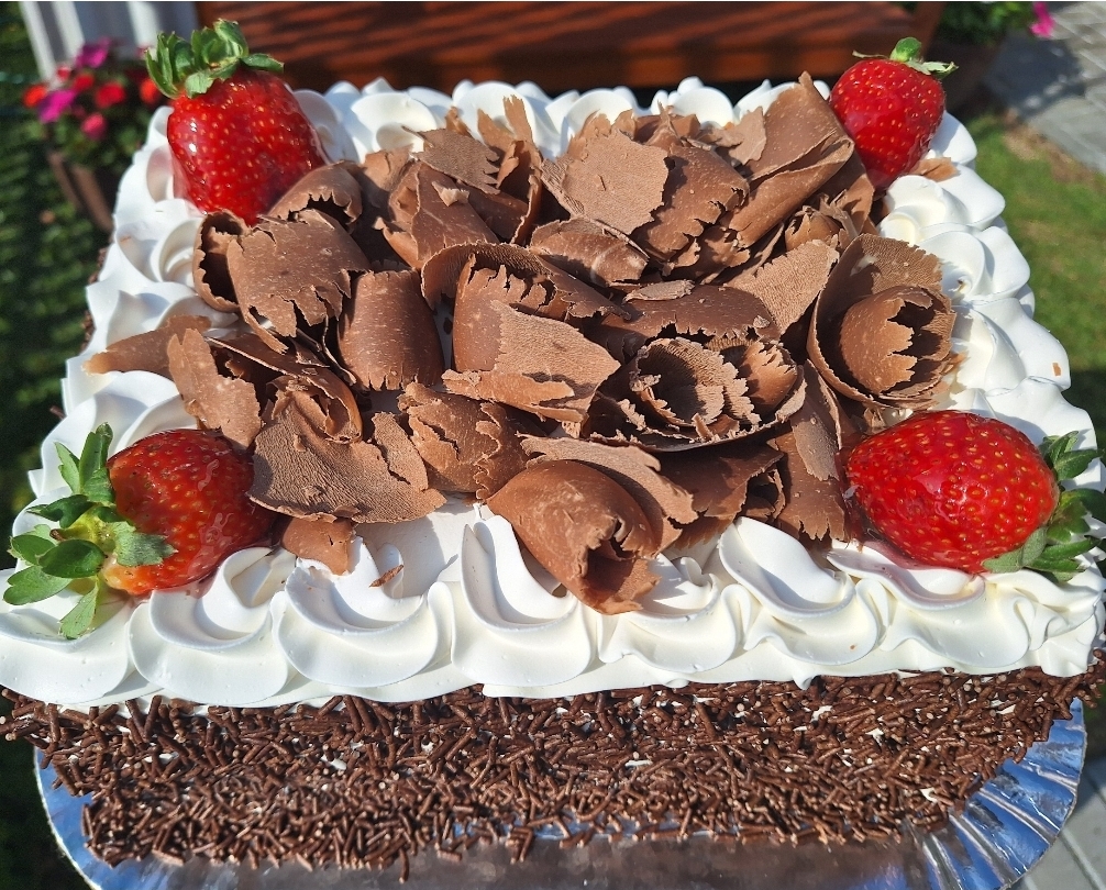 BOLO MORANGO COM CHOCOLATE