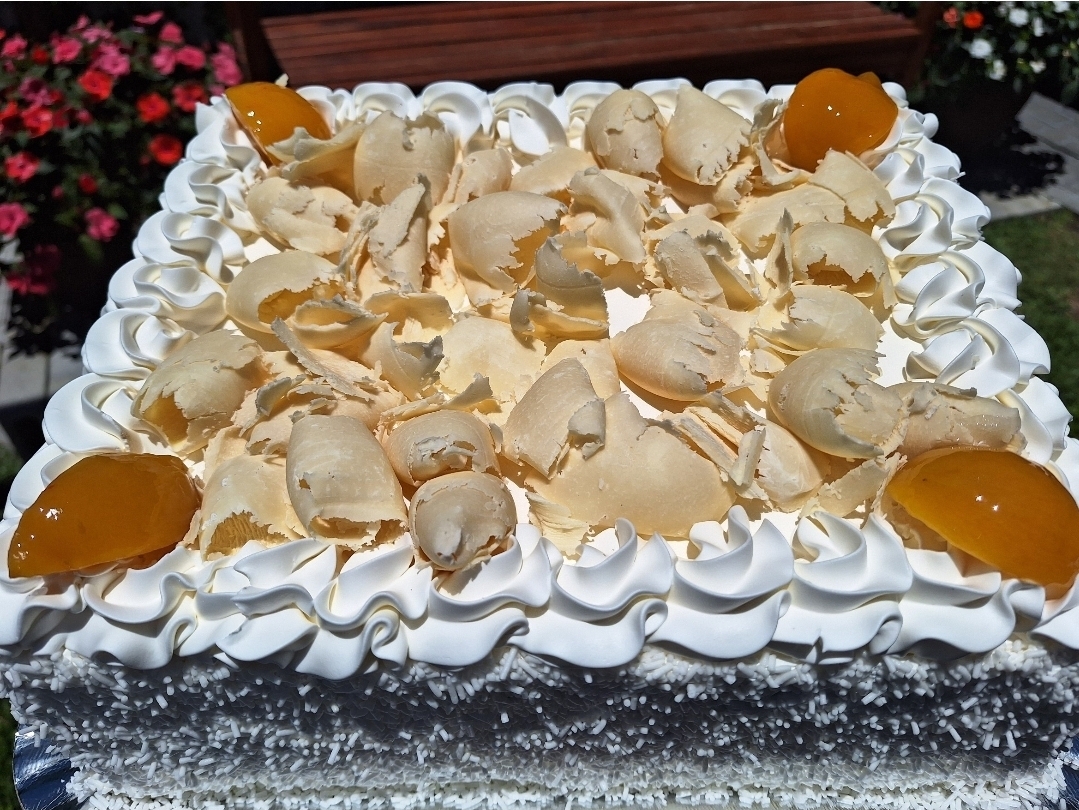 BOLO PÊSSEGO COM DOCE DE LEITE (MOUSSE)